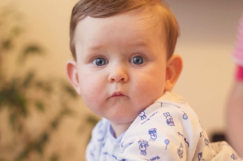 Этот парень уже не новорожденный :) он уже держит голову сам