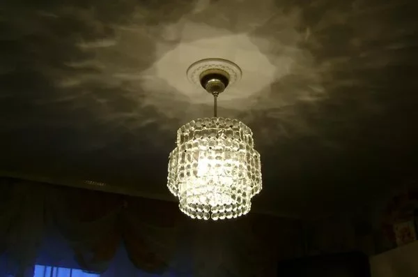 Люстры с хрустальными или стеклянными подвесками были в моде ещё в 70-ых годах, сегодня такие люстры редкость, но и их можно встретить в современных интерьерах. 