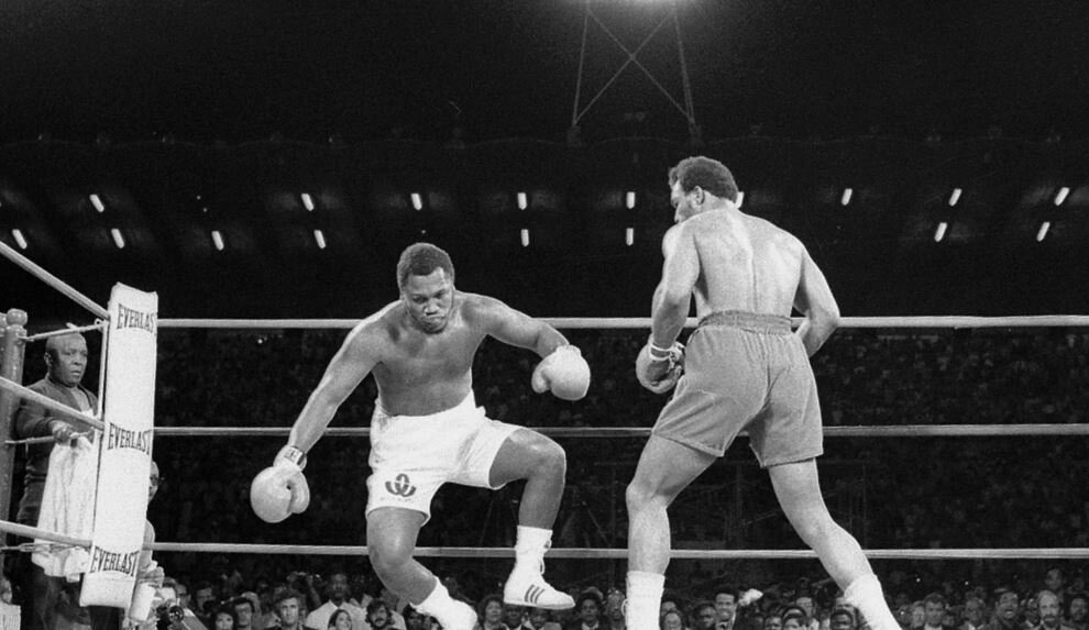  Джордж Форман отправляет Джо Фрейзера в нокдаун 