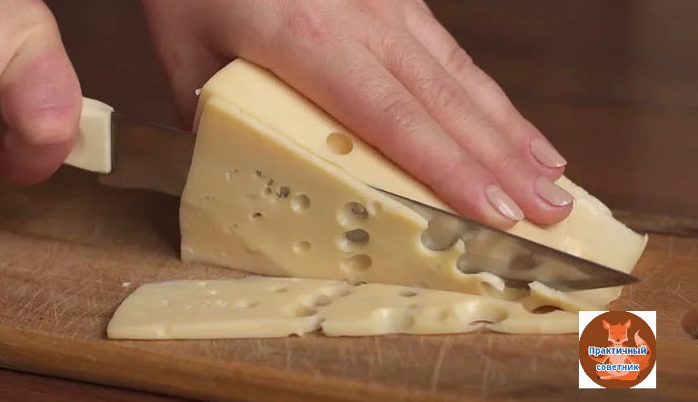 Тонко нарезаем сыр