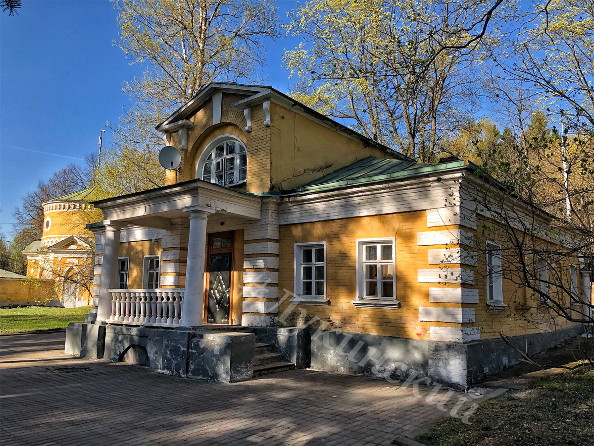 Что должно быть в усадьбе. Усадьба Пржевальского в Домодедово. Дом управляющего усадьбы Валуево. Музей усадьба Белинского. Усадьба дворец Россия.