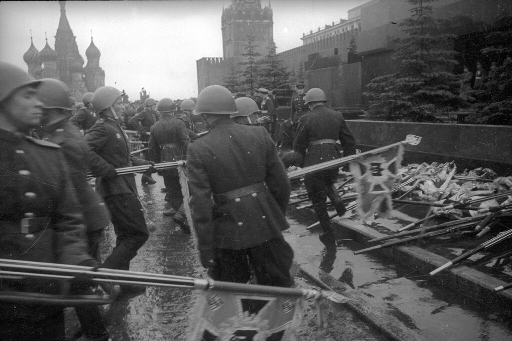 Бросают немецкие знамена. Мавзолей Ленина парад Победы 1945. Парад Победы 24 июня 1945 г. Парад Победы 1945 штандарты у мавзолея. Парад 1945 знамена к мавзолею.