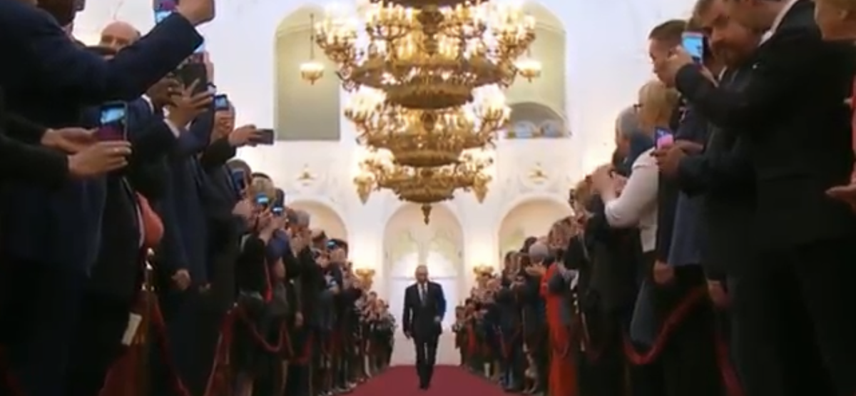 Приглашённые на инаугурацию снимают происходящее на фото и видео. Кадр: Россия 24