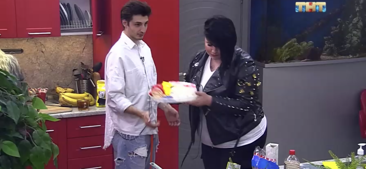 Черно отнимает протухший торт у Оганесяна