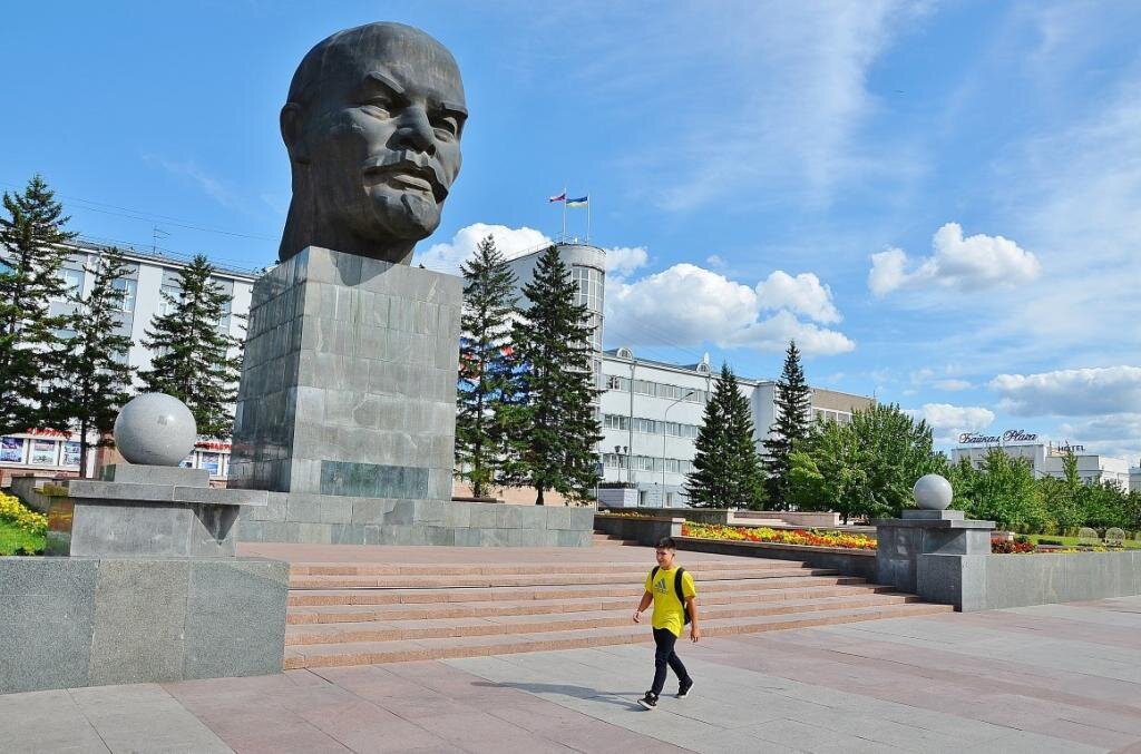 Улан удэ голова. Памятник Ленину (Улан-Удэ). Голова Ленина в Улан-Удэ. Памятник Ленину в г Улан-Удэ. Улан Удэ Ленин.