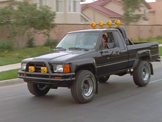 Знаменитая Toyota Hilux из фильма «Назад в будущее»