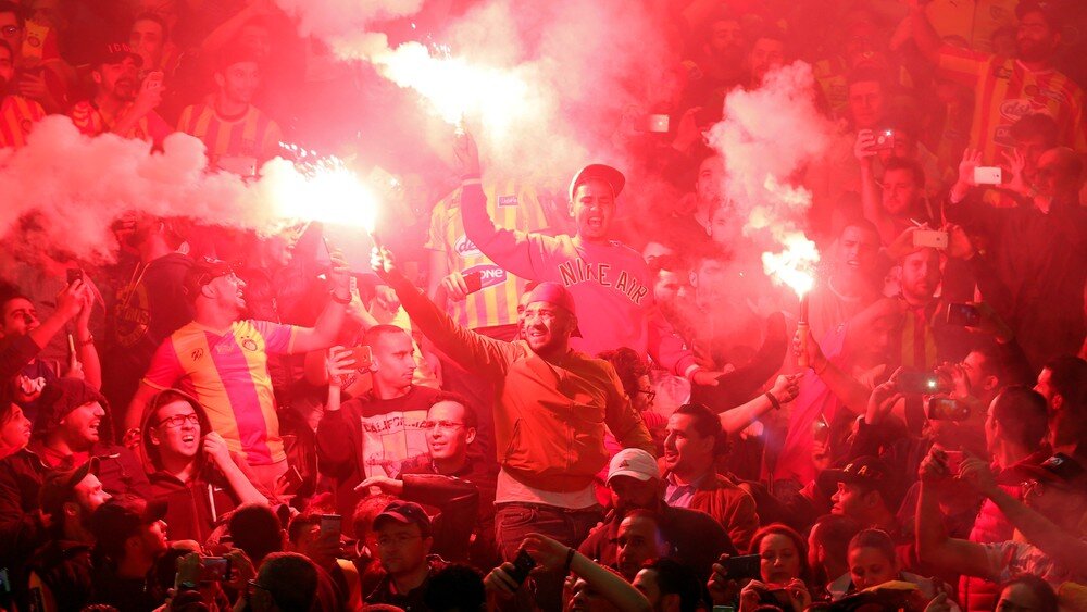 ДЖУБЕЛЬ: Как отпраздновать поклонникам Эсперанс победу на чемпионате Африки. Но финальный матч так и не был закончен
ФОТО: ZOUBEIR SOUISSI / REUTERS
Это был ответный бой в прошлую пятницу в финале African Masters между тунисским эсперансом и марокканцем Видадом Касабланкой, который играл в Тунисе.
