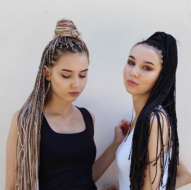 Справа на фотографии это Я - Яна! Мастер по афроплетению  африканских косичек со стажем 7 лет! Слева моя сестра Диана и напарник по афроплетению со стажем 8 лет!