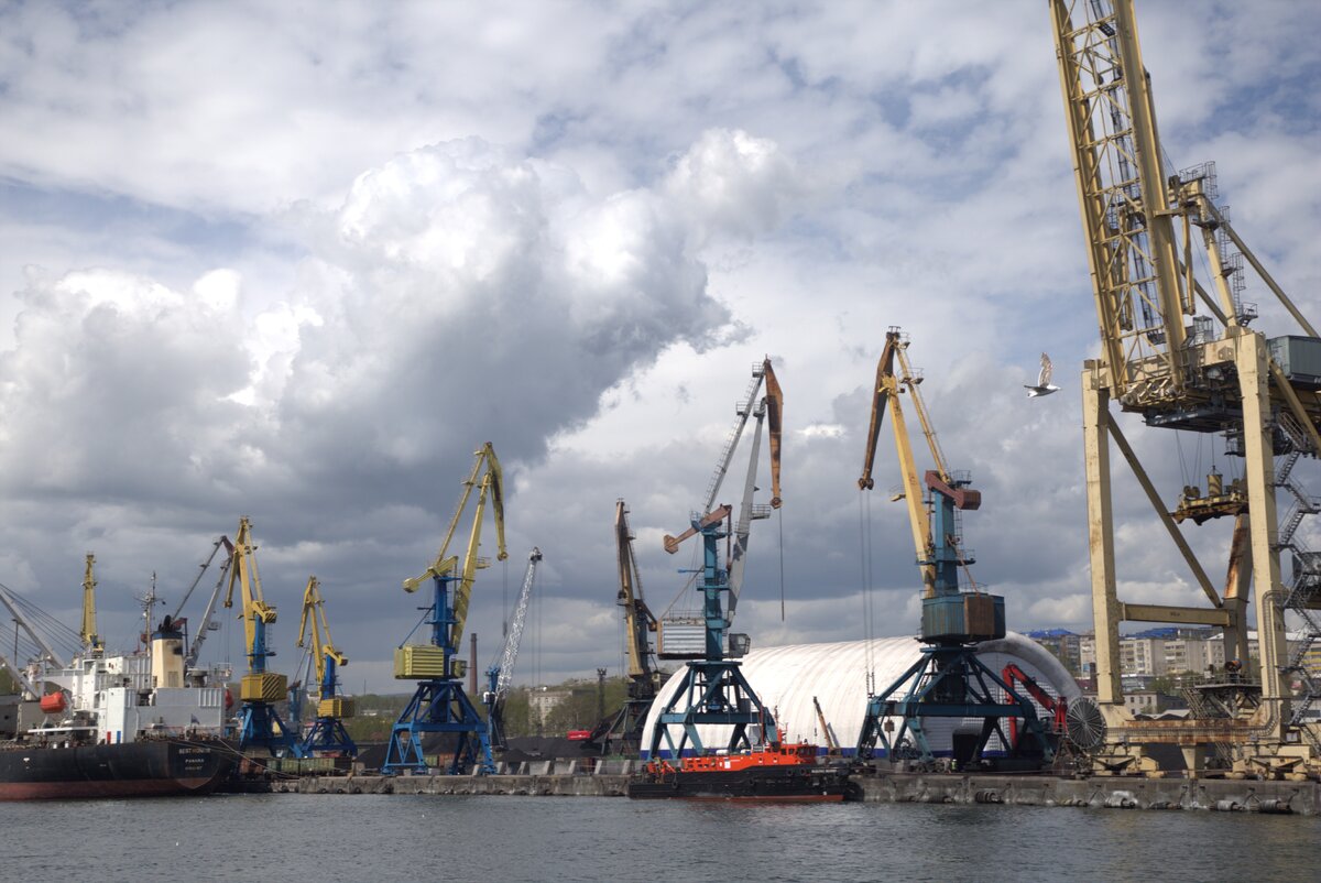 Это не столбы угольной пыли, а всего лишь грозовые облака над портом Ванино