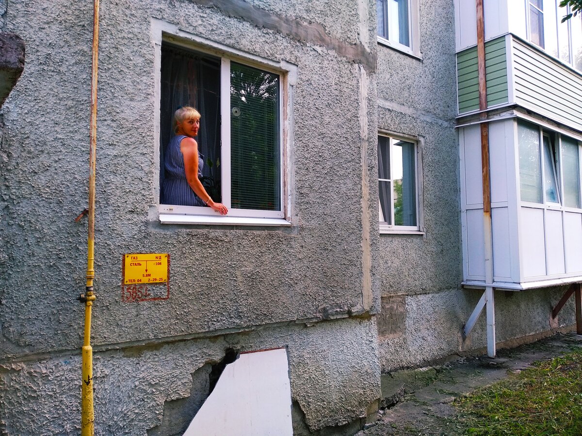 Фундамент нашего дома оседает, балкон мой уже повис в воздухе