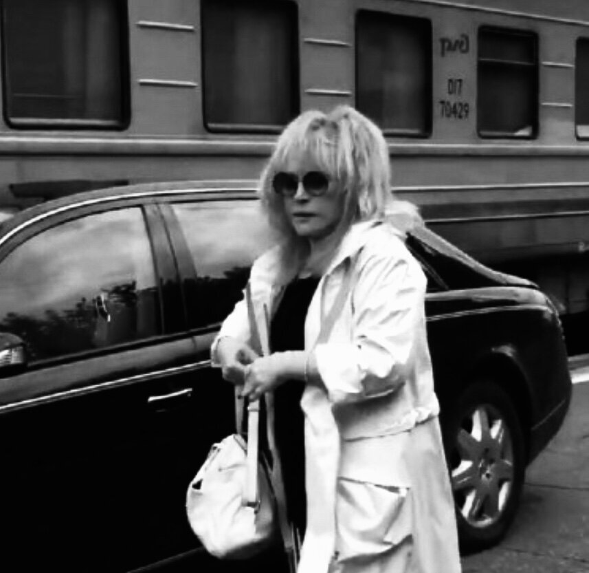 Алла Пугачёва на вокзале