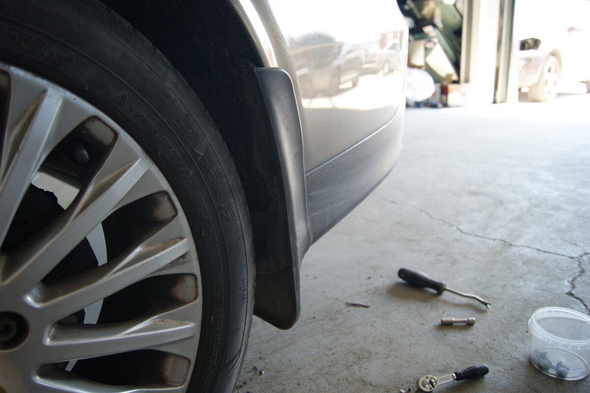 Задний брызговик