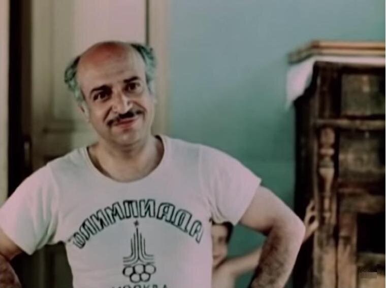 "Умный человек иногда может позволить себе прикинуться дурнем. А вот тебе бы я не посоветовал". («Шелковица»)