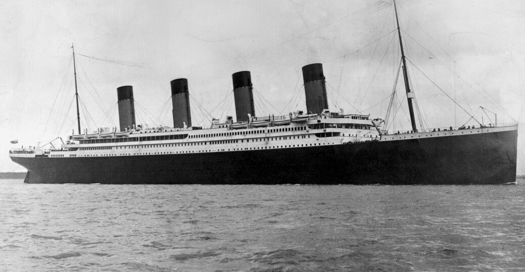 RMS Titanic. Префикс RMS означает, что судно заключило договор с Британской королевской почтой.