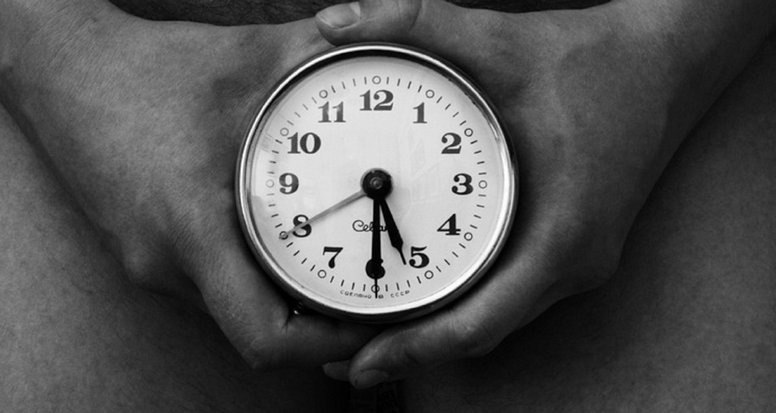 Хомуты на пенис, кольца, сбруи, болстретчеры – всё это было изобретено для того, чтобы продлить эрекцию мужского полового органа, а также чтобы придать интимным отношениям больше красок. БДСМ игрушки, стягивающие мужское достоинство, могут оснащаться специальными отростками, которые стимулируют клитор партнёрши во время интимной близости. Интим-аксессуары стягивают член, мошонку, тем самым даёт возможность мужчине испытывать райское наслаждение от занятий любовью. 
Какие бывают эрекционные кольца?