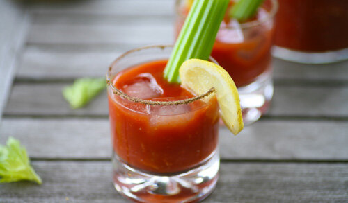 1. Томатный сок с сельдереем и черным молотым перцем  (ускоряет обменные процессы в организме). Готовим при помощи  соковыжималки либо блендера. Смешиваем помидоры (5 шт.) и сельдерей (3-4  стебля), в конце добавляем черный молотый перец.