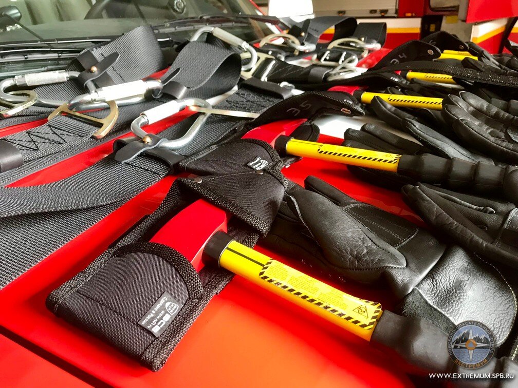 Пожарные топоры с кобурой