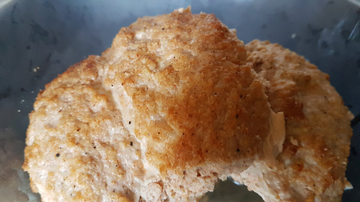 Лук лучше не добавлять. Он быстро окисляет продукт, и это усложняет хранение в холодильнике. 