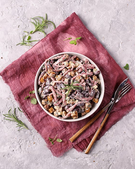 Салат с фасолью и сухариками и колбасой и кукурузой. Салат с кириешками и колбасой. Салат кириешки фасоль колбаса. Фасоль сухари колбаса. Салат обжорка фасоль колбаса.