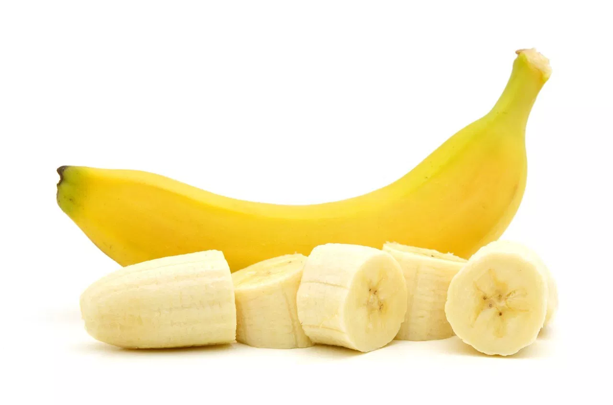 Банан. Банан на белом фоне. Кусочки банана. Банан картинка.