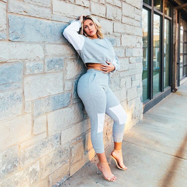 Красивый вариант спортивного топа со штанами