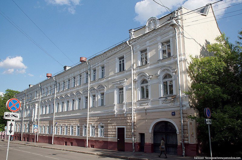 Гимназия фон Дервизов в Гороховском переулке в Москве. 