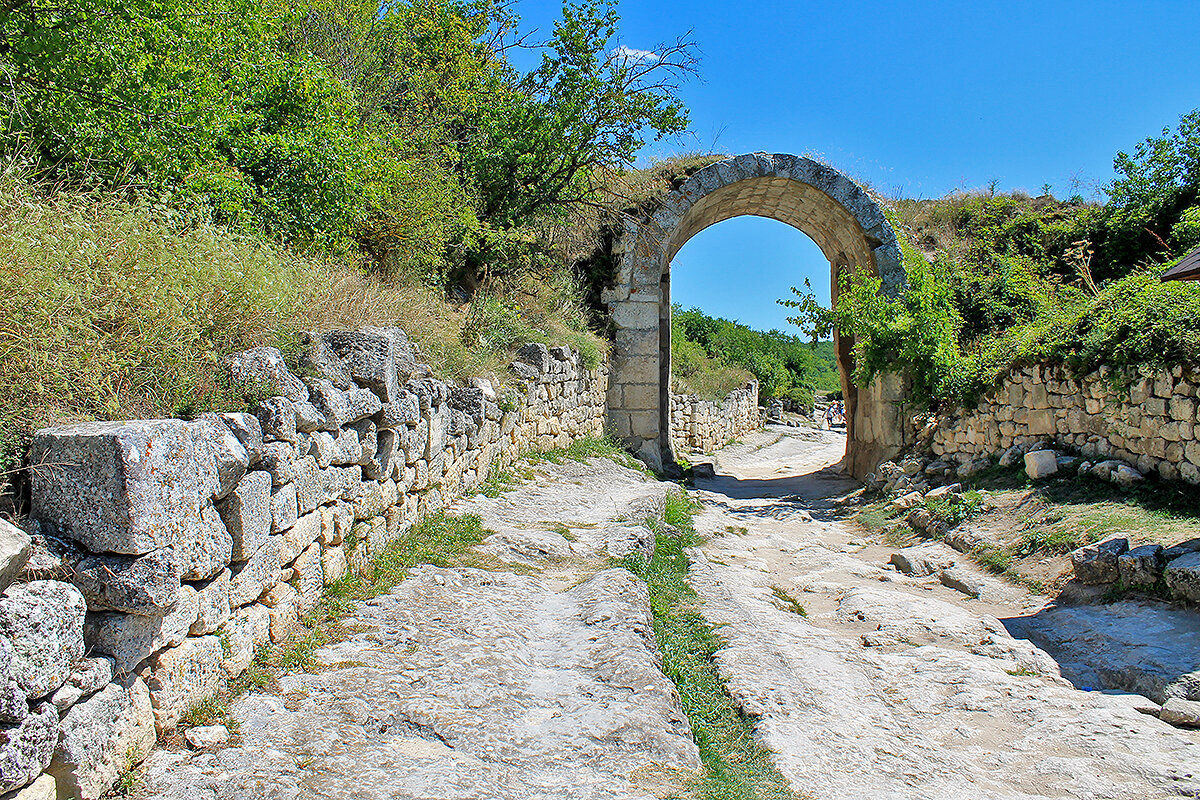 Срединные ворота нередко появляются в исторических фильмах