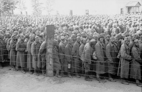 еВ первые месяцы войны пленных было очень много