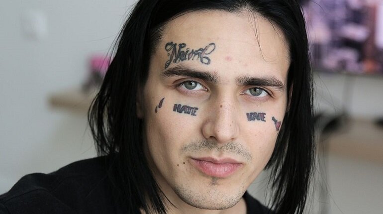 Это не та девушка, это вообще не девушка. Это модный репер из Москвы