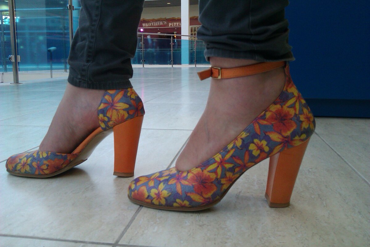 На фото видно, что каблук слишком высокий