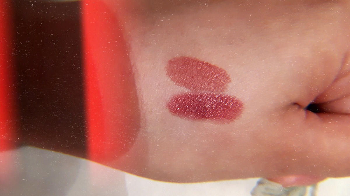 Сверху жидкая помада, снизу обычная