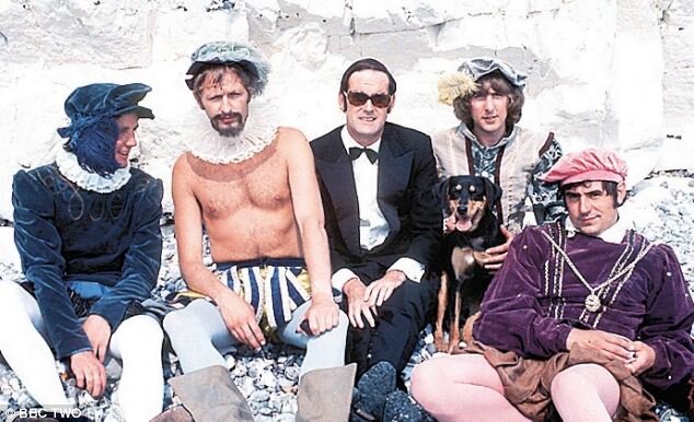 Слева направо: Пэлин, Чепмен, Клиз, Айдл (и пес), Джонс