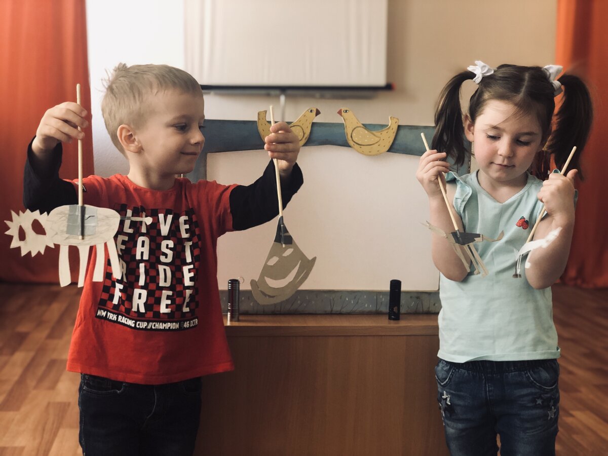 Театр теней легко сделать, но удовольствия он принесет гораздо больше любой покупной, объемной и дорогой игрушки.