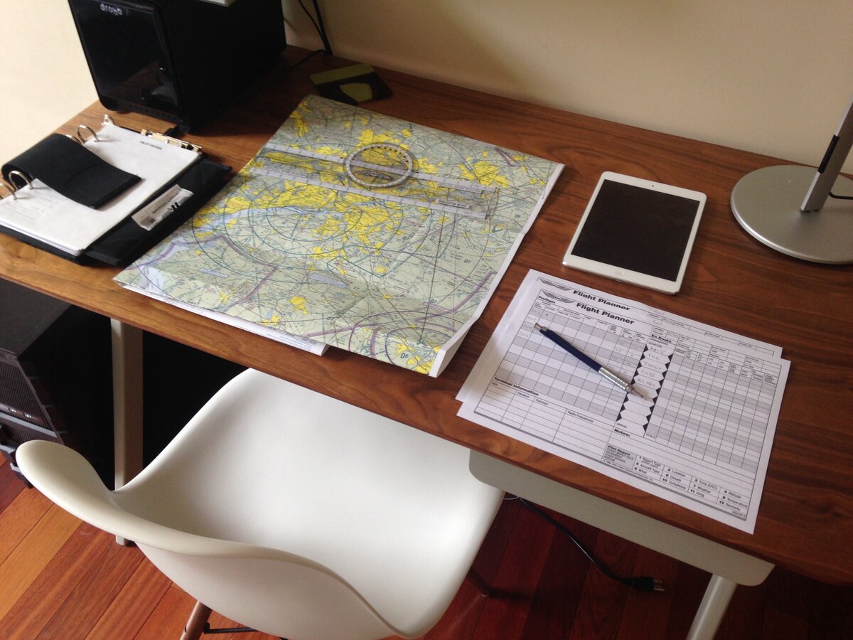 Готовлюсь к полёту по-старинке, ещё будучи студентом. Фото из 2014 года.