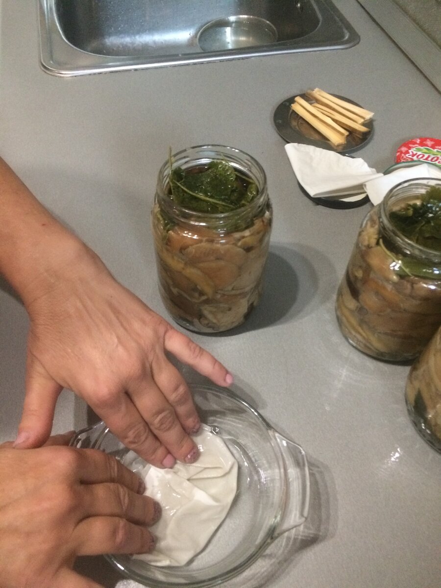 Как сделать соленое тесто. Сколько хранятся соленые грибы. Рыба малосольная срок хранения. Сало завернутое в бумагу. Копченое сало в морозилке.