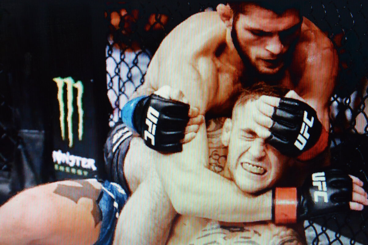 Нурмагомедов мучил Дастина в партере, мучил, и в итоге замучил. ))