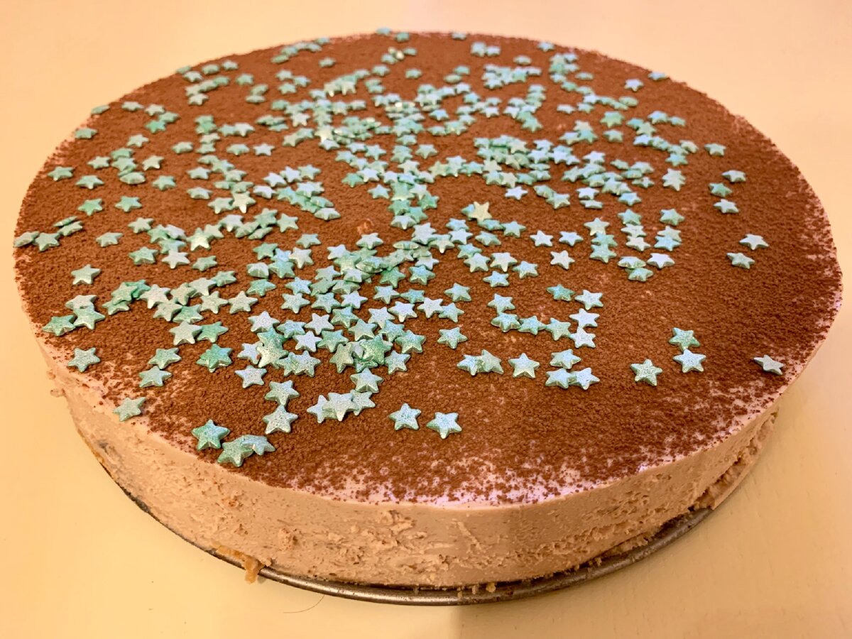 Фото автора канала "Еда из-под ножа". Готовый чизкейк.