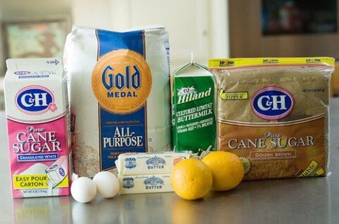 
Состав персонажей: сливочное масло, сахар, мука, яйца, пахта, пищевая сода (упс. Забыл включить его в эту первую фотографию, dadgummit), апельсины и коричневый сахар. Божественно просто. Просто божественно