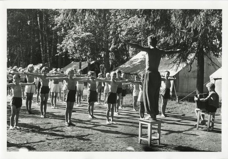 Старая зарядка. Лагерь Артек СССР зарядка. Пионерские лагеря в СССР 1930е годы. Зарядка в Пионерском лагере СССР. Пионерский спортивный лагерь СССР.