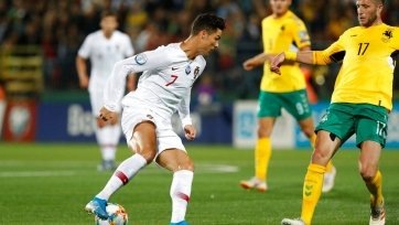 Фото: twitter.comВ квалификации чемпионата Европы-2020 сборная Португалии одержала крупную победу в выездном поединке с национальной командой Литвы. Гости открыли счет очень быстро. После прострела Жоау Фелиша мяч угодил в руку защитнику. Пенальти реализовал Криштиану Роналду, разведя мяч и вратаря по углам — 0:1. Отметим, что гол для него стал вдвойне юбилейным: 90-м в матчах за Португалию и в ворота 40-й национальной команды!
