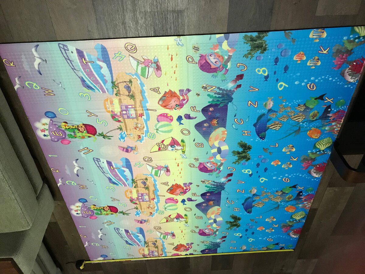 Полный вид ковра на полу. В моем детстве таких не было. 