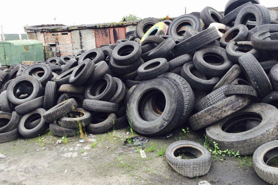 Старые автопокрышки ищут свой дом.