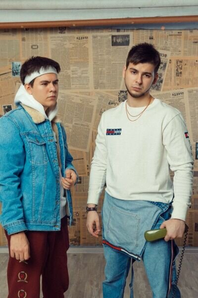 Братья Гаязовы давно находятся в ТОП чартах русской музыки. Группа состоит из двух братьев: Тимура и Ильяса. Они не распространяют информацию от куда они и сколько им лет. Если судить по фамилии - осетины. Сейчас они проживают в Москве. Так же у них есть сестра Мария, которая тоже увлекается музыкой.
Личная жизнь:
В данный момент не имеют постоянных девушек. На первое место ставят карьеру и творческое развитие.  