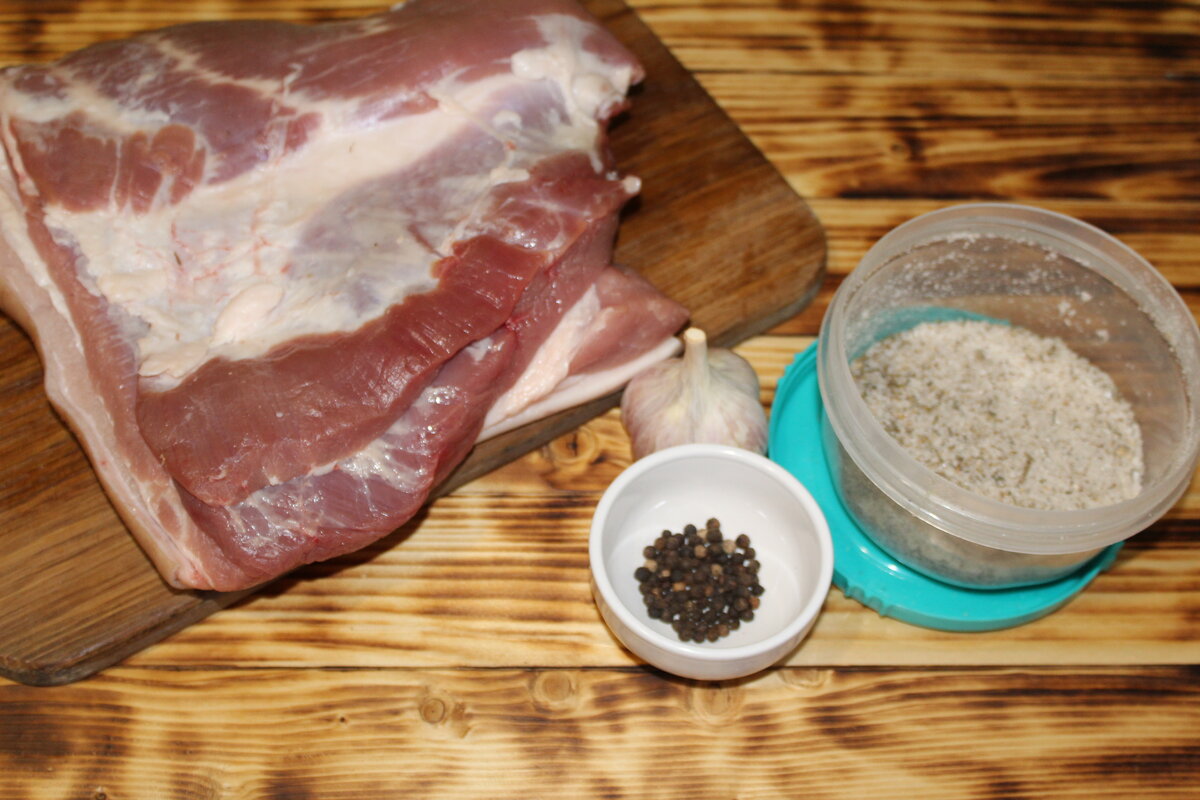 Кусок мяса лучше брать квадратной формы, легче будет свернуть рулет.