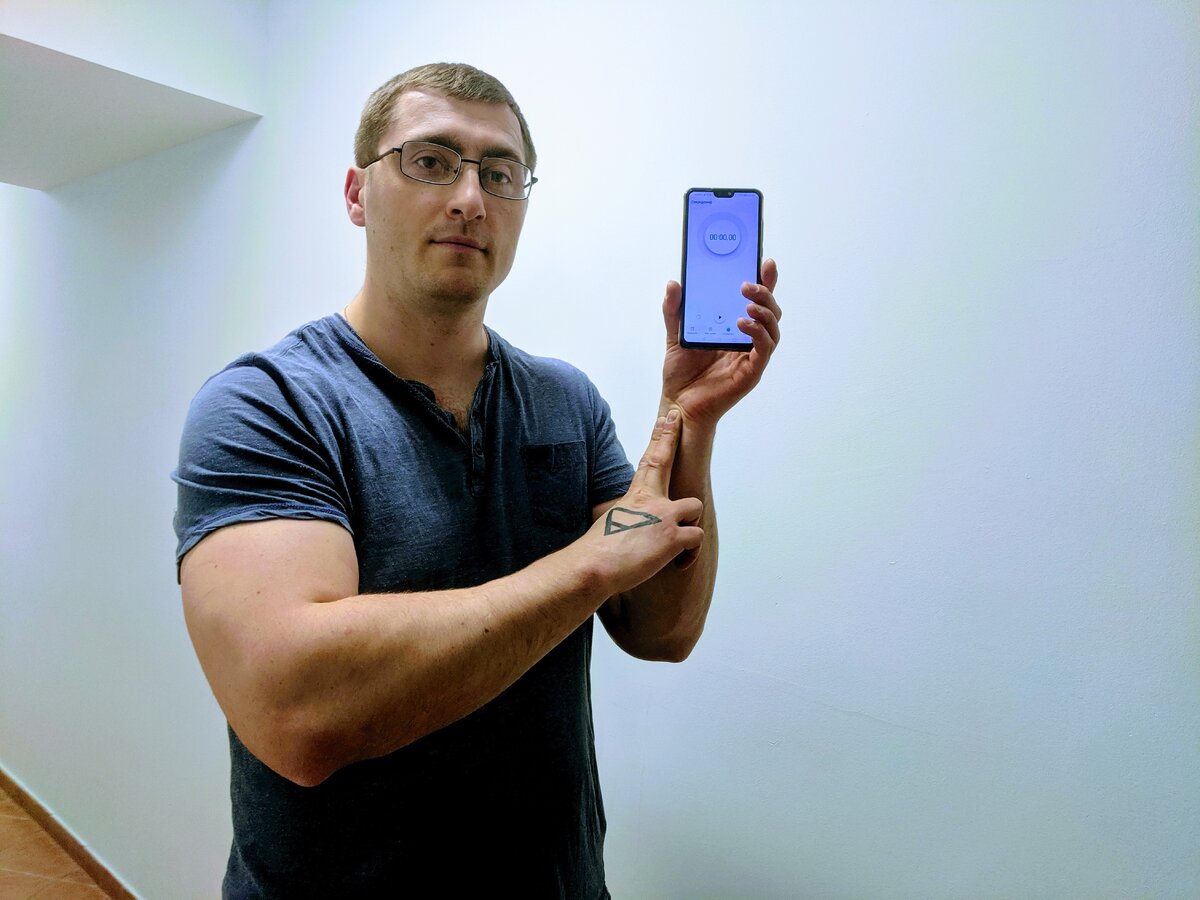 Засекаю время на телефоне и измеряю пульс