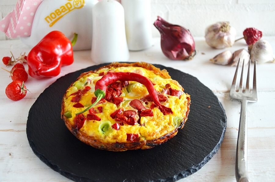 Попробуйте итальянскую фриттату с картошкой, красной рыбой, болгарским перцем и стручковой фасолью.
 Чудесное и яркое блюдо понравится всем членам семьи и неожиданным гостям. Ингредиенты для фриттаты: 

3 яйца; 300 г картошки; 
100 г красной рыбы (лосося, горбуши, форели); 
100 г стручковой фасоли; 
половина болгарского перца;
 лук-порей;
 по щепотке сушеного базилика и розмарина;
 50 мл молока;
 2 ст. л. растительного масла; 
соль по вкусу.

 Картошку почистите, нарежьте небольшим кубиком, отварите до полуготовности в подсоленной воде. В конце приготовления добавьте в кастрюлю фасоль (можно замороженную). В сковороду налейте пару ложек растительного масла, прогрейте и обжарьте тонкими кольцами нарезанный лук-порей. Выложите картофель с с фасолью, разобранную на кусочки рыбу, измельченный болгарский перец. Жарьте, помешивая, несколько минут. Затем залейте все смесью из яиц, соли, специй. Жарьте фриттату до готовности под крышкой.