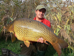 1. Зимняя рыбалка проходит вяло из-за холодной воды, которую не любит карп. Однако поймать есть вероятность, учитывая его слабое сопротивление и вялость.