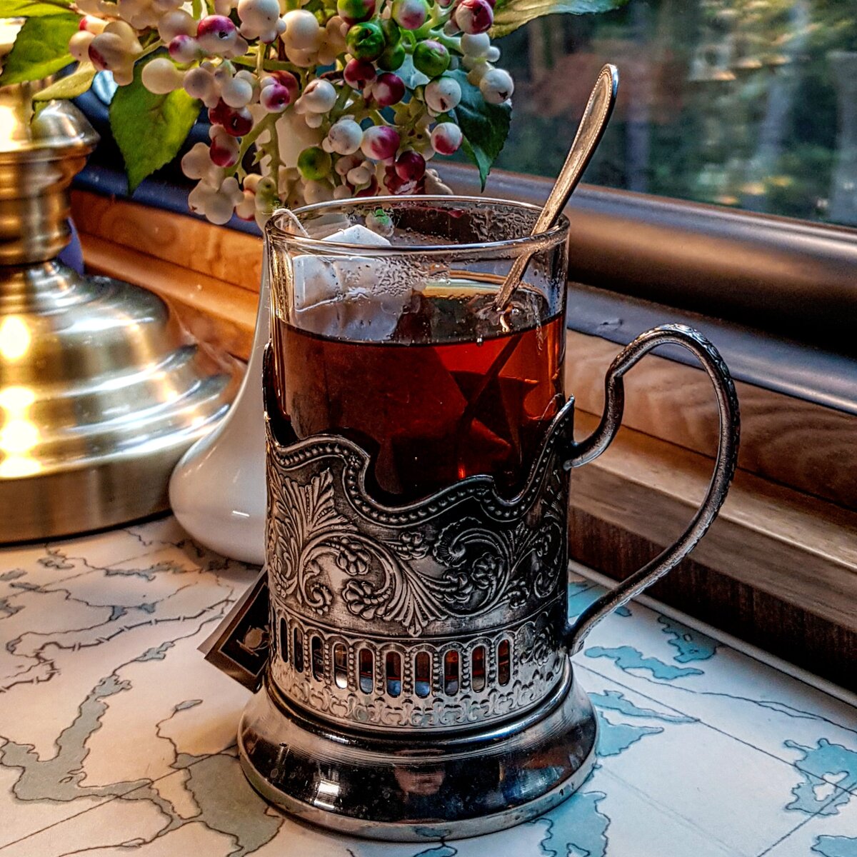 Чай в подстаканнике в фирменном скором поезде "Рускеальский экспресс". Привычная железнодорожная романтика. Фото: Алексей Алексеев