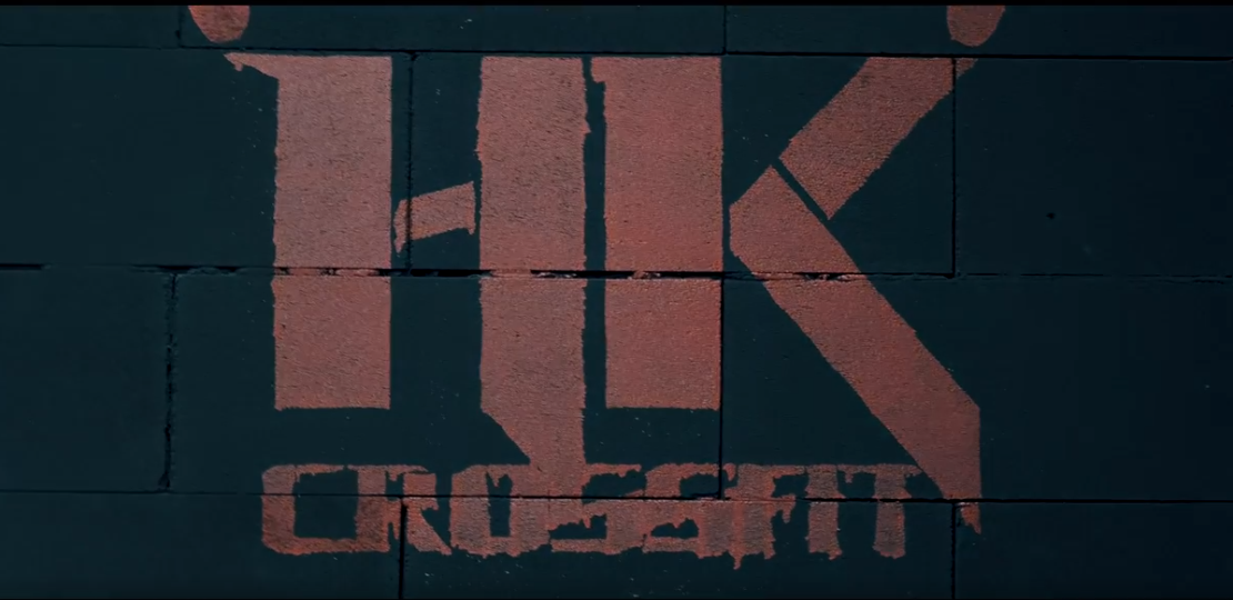 Логотип HK Crossfit на стене в зале