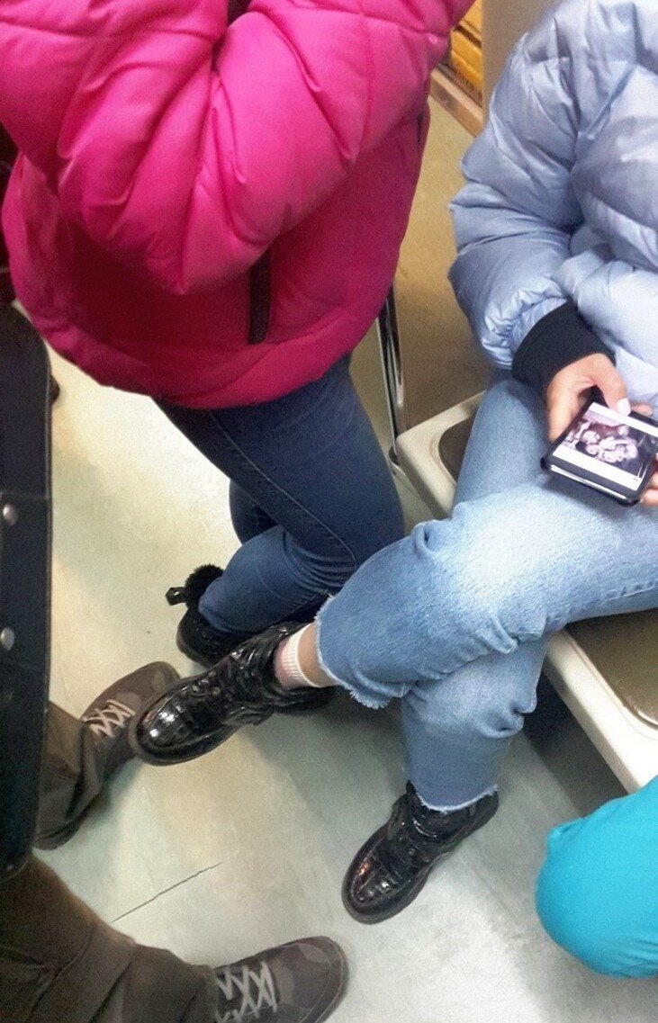 Здесь девушка не опустила ногу на пол, даже после того, как несколько раз задела обувью джинсы своей подруги. Что уж говорить про мужчину, который стоял перед ней - ему пришлось стоять поодаль.